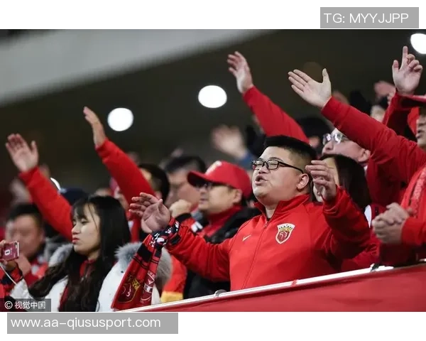 杨立瑜遭球迷怒斥：何必与阿猫阿狗争执真该给球迷竖中指