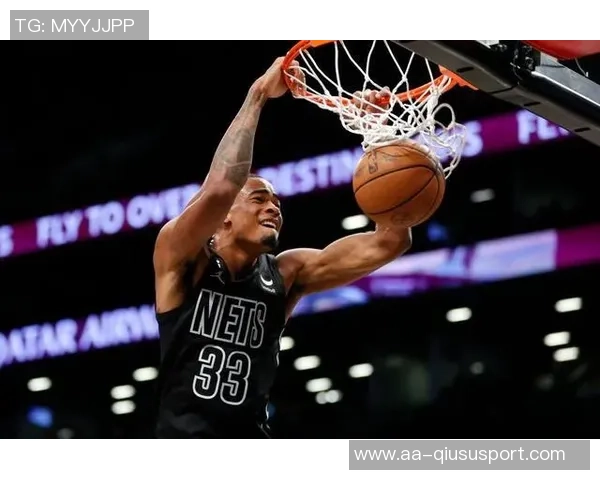 克拉克斯顿半场表现惊艳7中5贡献11分8板5助正负值高达22