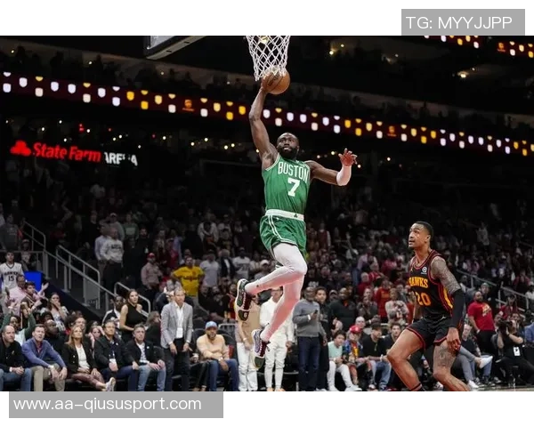 杰伦布朗三分球表现出色并为豪泽破纪录加油的精彩瞬间