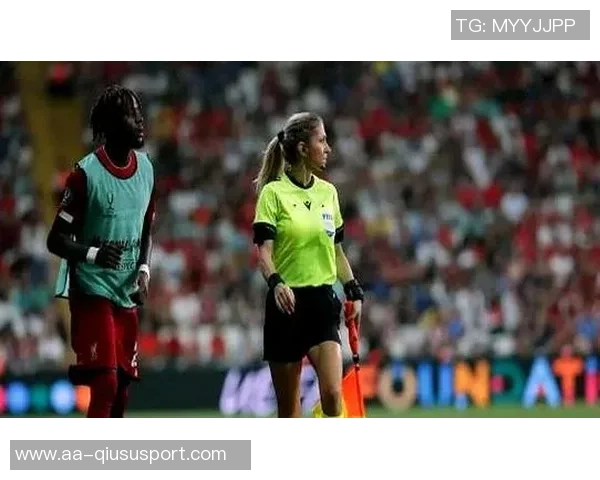 意大利女边裁因美貌遭职业歧视自述不平等经历与坚持 意大利女边裁因美貌遭职业歧视自述不平等经历与坚持